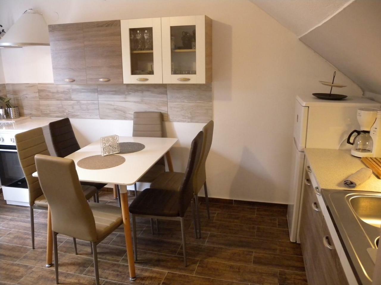 Apartments In Balatongyoeroek 34590 Номер фото